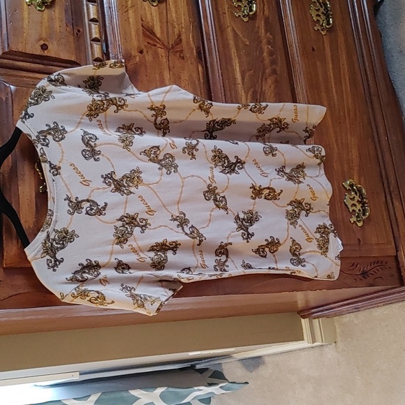 NWT Women's Guess Taupe Short Sleeve T- Shirt - Picture 2 of 8